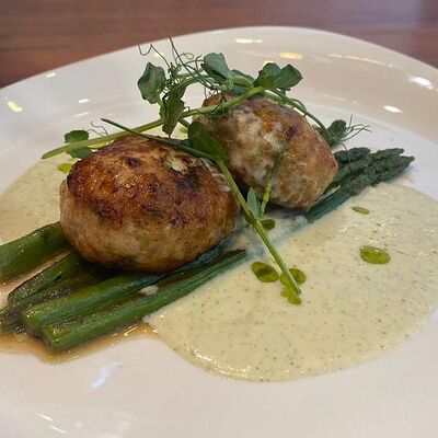 Котлеты из индейки с спаржей и соусом из шалфея в Ранчо Grill & Bar по цене 740 ₽