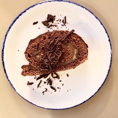 Шоколадный рулет с халвой в Spletnicy cafe по цене 380