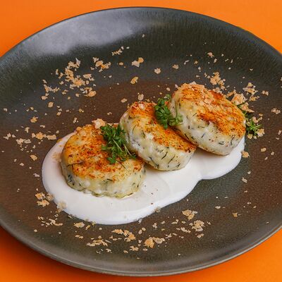 Сырники с моцареллой, зеленью и сметаной в Марсианин по цене 540 ₽