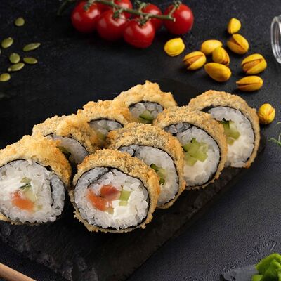 Темпура ролл с лососем и сыром в Веселый Самурай Sushi Premium по цене 878 ₽