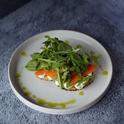 Картофельный драник с форелью и сливочным сыром в Кофетоп по цене 750 ₽