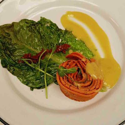 Стейк из моркови с листьями Романо в Блан де блан по цене 750 ₽