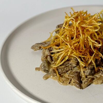 Телятина строганов с грибами, картофелями пай в URBAN Lounge по цене 1350 ₽