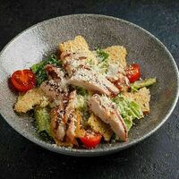 Цезарь с курицей в Баклажан в ТЦ 