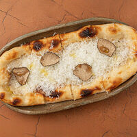 Лепешка с трюфелем, пекорино и страчателлой в Maya