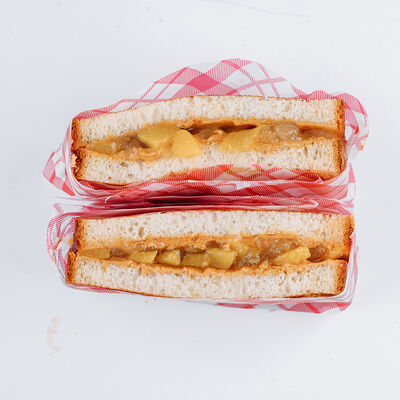 Сендвич с арахисовой пастой в 7:35 Заря & KitaEast по цене 490 ₽