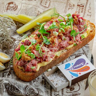 Русский сэндвич с томленой свининой и маринованным огурцом в Иван да Марья по цене 770 ₽