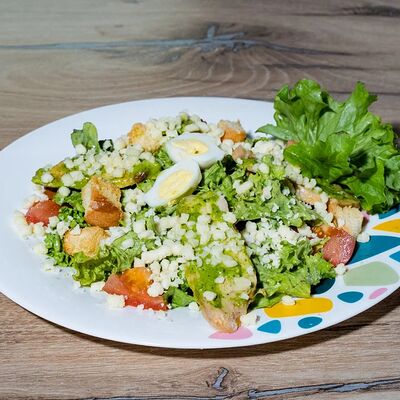 Салат Цезарь с курицей в Киндер по цене 450 ₽