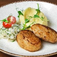 Куриные котлеты с картофельным пюре в Tutta La Vita