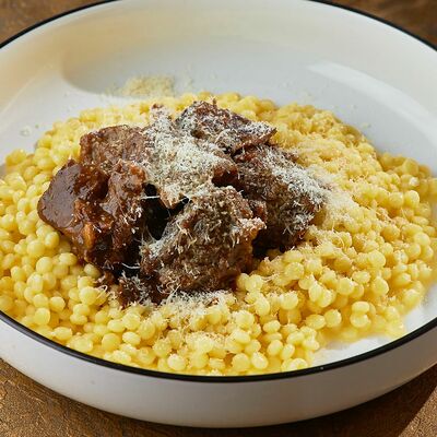 Говяжьи щёки с птитимом и шоколадным демигласом в Come Mode Cafe по цене 1390 ₽