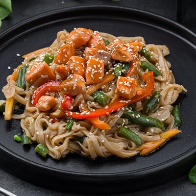 Вок с лососем в Рыба закусывала по цене 629 ₽