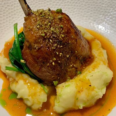 Томленая утиная ножка с соусом Жу и картофельным пюрев Улитка по цене 855 ₽