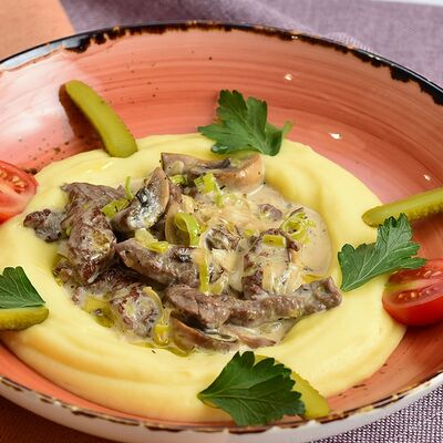 Бефстроганов из говядины с грибами в Самое популярное кафе по цене 490