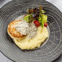 Котлета из индейки с картофельным пюре и рагу из грибов в Kumpan