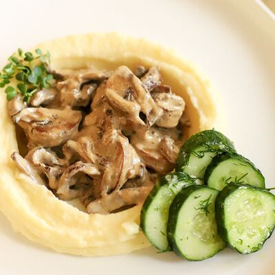 Бефстроганов с картофельным пюре в Ptitim по цене 610 ₽