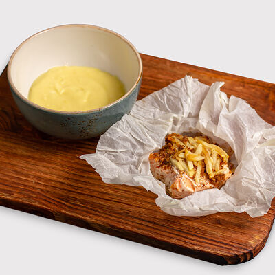 Филе лосося, запеченное в пергаменте с картофельным кремом в Mukka по цене 1228 ₽