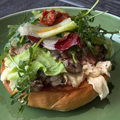 Скрембл на булке с ветчиной и грибным жюльеномв Nebelka bar по цене 690 ₽