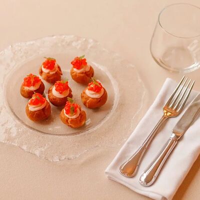 Профитроли с муссом из лосося в Моне по цене 750 ₽