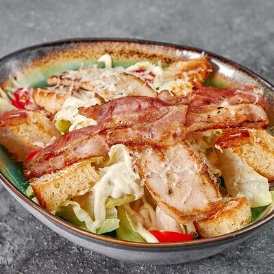 Цезарь с курицей и беконом в Прожарка по цене 299 ₽