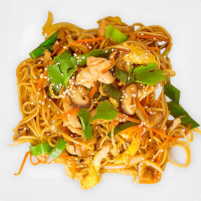 Японская лапша с курицей и овощами в соусе терияки в Sushi House по цене 450 ₽