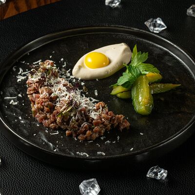 Тартар из телятины с каперсами в Giorgio Suluguni по цене 1090 ₽