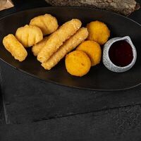 Ассорти жареных сыров в Library