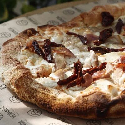 Пицца с цыпленком маскарпоне и чесночным маслом в VERANDA BAR по цене 720 ₽