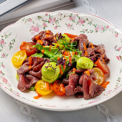 Салат с воронежской говядиной, запеченной в печи в Lores по цене 990 ₽