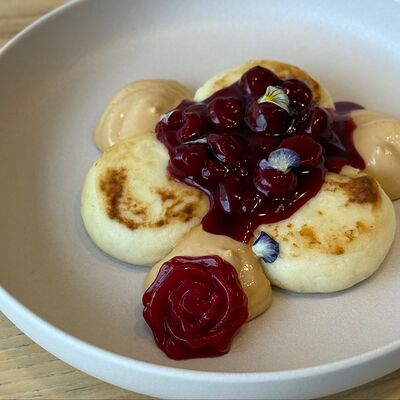 Сырники с кремом Matilda и вишней в Matilda по цене 570 ₽