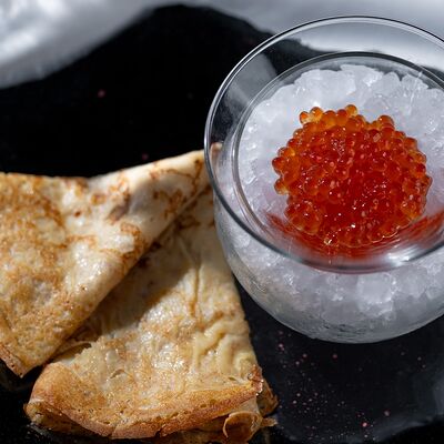 Блины с красной икрой в МОМО по цене 2350 ₽