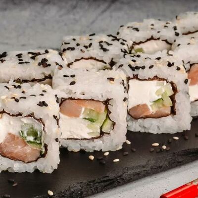 Филадельфия шудо в кунжуте в Суши Мастер по цене 249 ₽