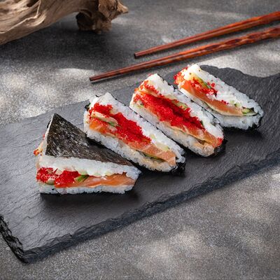 Ролл-сэндвич с мурманским лососем в Акула вкуса по цене 599 ₽