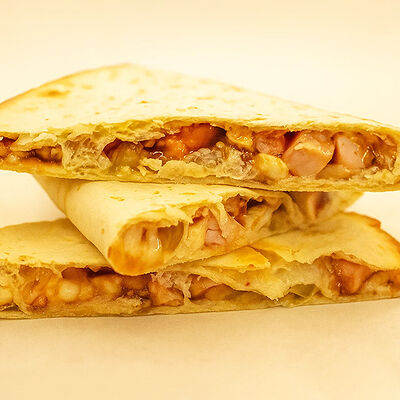 Кесадия со свининой и Халапеньо в Apizza по цене 341 ₽