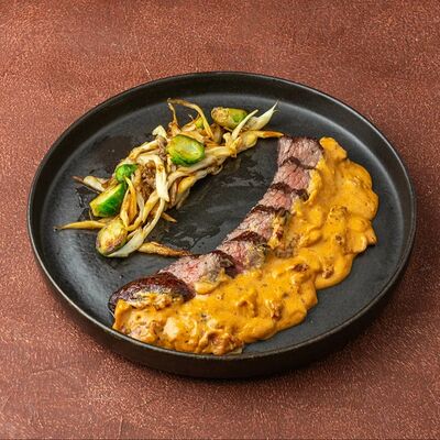 Стейк трай-тайп под сливочно-перечным соусом с гуанчале в Гастробар Дружба по цене 1490 ₽