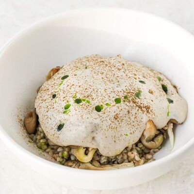 Зеленая гречка с вешенками, пармезаном и трюфельным кремом в MAYAR по цене 640 ₽