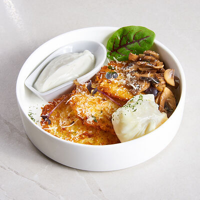 Драники с шампиньонами, сметаной и яйцом пашот в Sugar Mama по цене 540 ₽