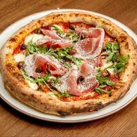 Пицца с пармой и рукколой в Il Pizzaiolo