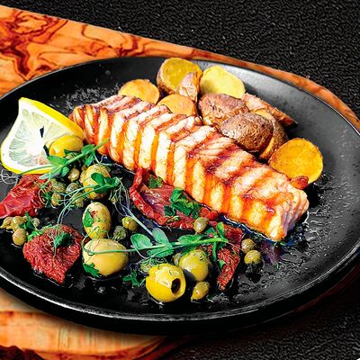 Лосось по-средиземноморски с вялеными томатами, оливками и картофелем Стоун в Mr. Beluga по цене 1390 ₽