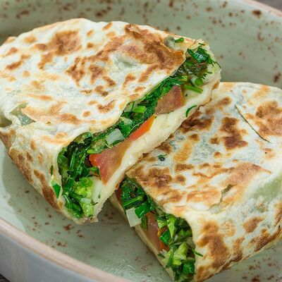 Кок-самса с сулугуни и зеленью в Чайхона №1 Братьев Васильчуков по цене 250 ₽