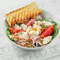 Салат на завтрак с моцареллой и яйцом в Chowder&Pie