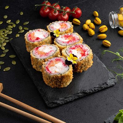 Горячий ролл с лососем и креветкой в Веселый Самурай Sushi Premium по цене 999 ₽