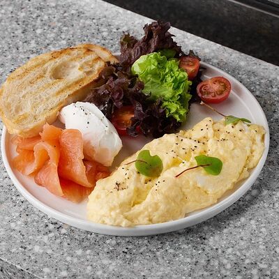 Скрэмбл с лососемв People по цене 560 ₽