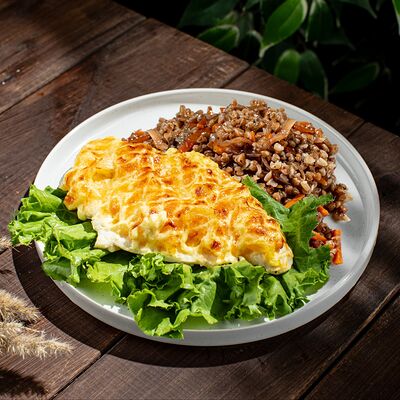 Отбивная из курицы с ветчиной и гречкой от шефа в Грин по цене 350 ₽