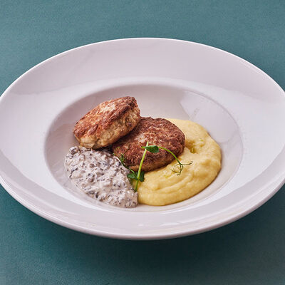Куриные котлеты с картофельным пюре и грибным жюльеном в Нектарин по цене 540 ₽