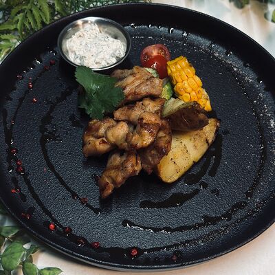 Филе из куриного бедра с печеным картофелем и овощами в Edateca по цене 700 ₽