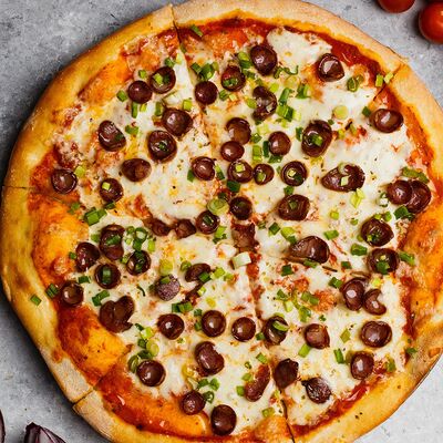 Пицца с охотничьими колбасками в Eat eat pizza по цене 510 ₽