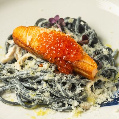 Черная паста с лососем и икрой в Oliva по цене 1280 ₽