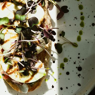 Брускетта с томатами и моцареллой в En Ferio по цене 540 ₽