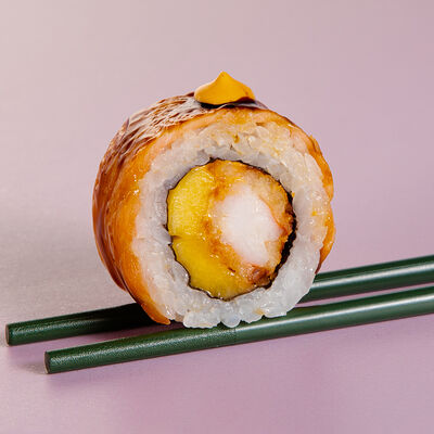 Опалённый лосось с креветкой и манго в Фуди Люди по цене 899 ₽