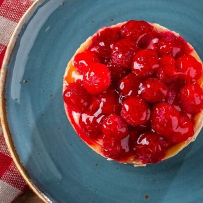 Тарталетка с малиной в Поль Бейкери по цене 220 ₽